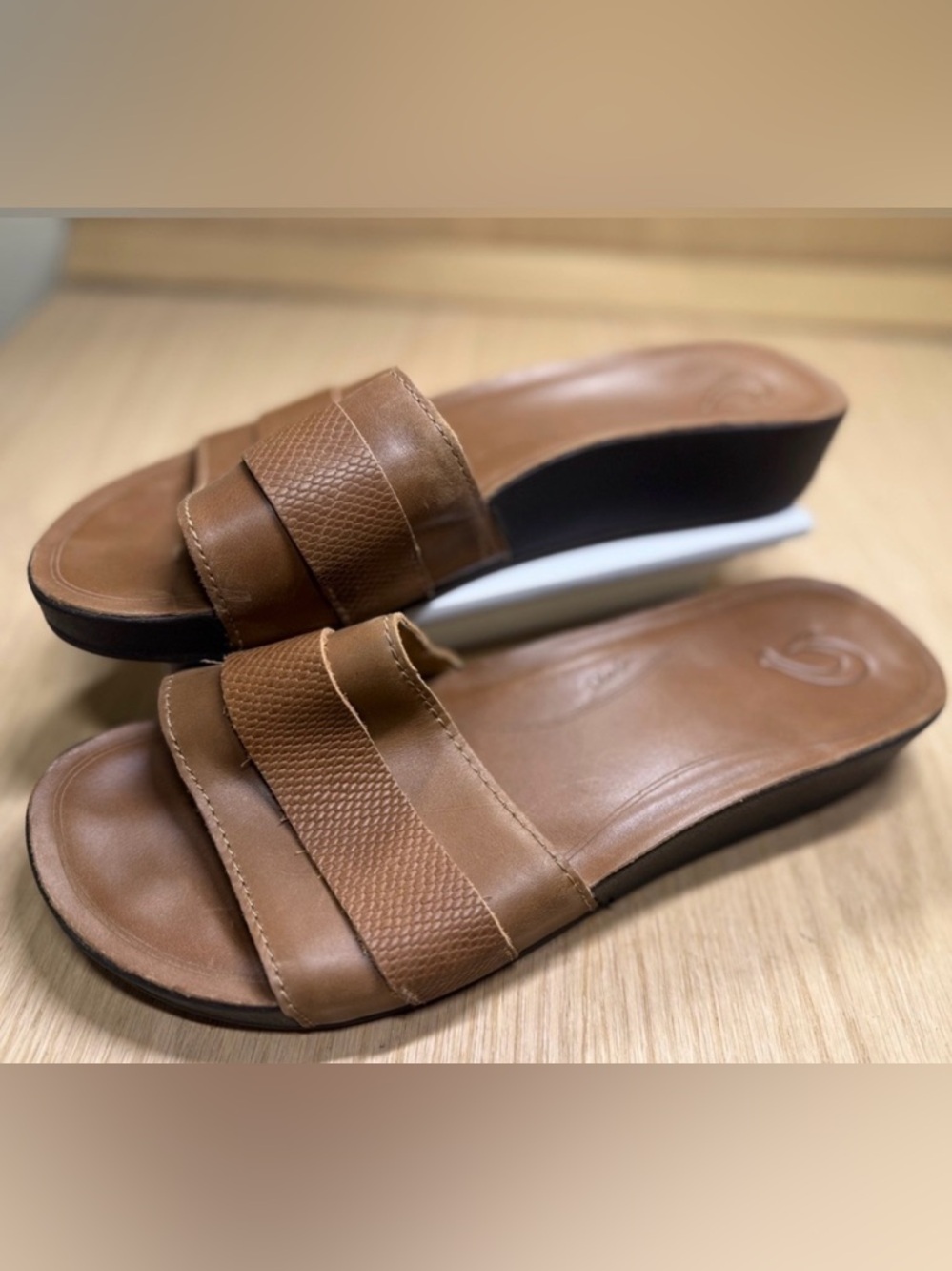 Olukai Ola Huna Women’s light brown Leather Slide Toe Post Sandals